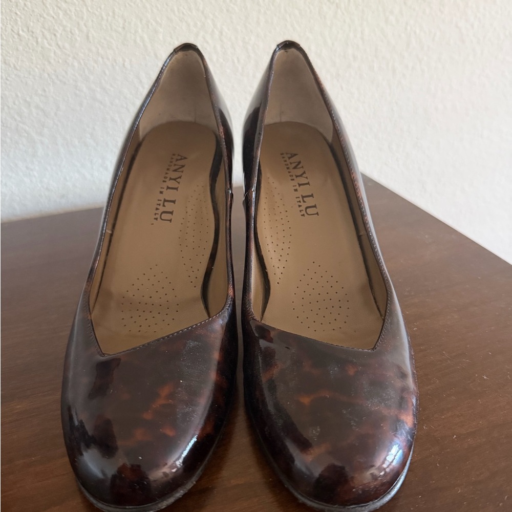 Anyi Lu Tortoiseshell Brown Patent Leather Pumps